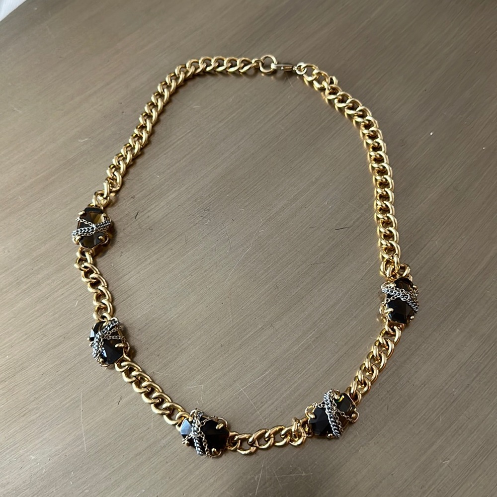 Gorgeous gold statement necklace 🤍